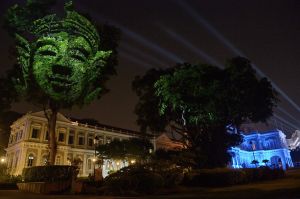 Una instalación de arte visual proyectada titulada "Divine Trees", por el artista francés Clemente Briend, estuvo en exhibición durante el “Singapore Night Festival” en el 2014. El festival anual cuenta con instalaciones de arte y actuaciones de artistas locales e internacionales. (Crédito: Roslan Rahman/AFP/Getty Images) 