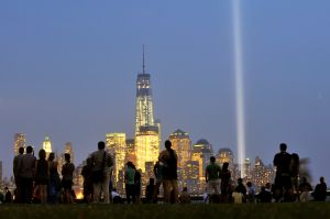 Tributo a las víctimas de los atentados terroristas con dos luces que conmemoran las Torres Gemelas en Manhattan. (Crédito: Michael Bocchieri/Getty Images)