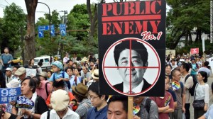 Miembros del grupo cívico sostienen pancartas durante una manifestación antigubernamental en Tokio, el 23 de agosto de 2015. 