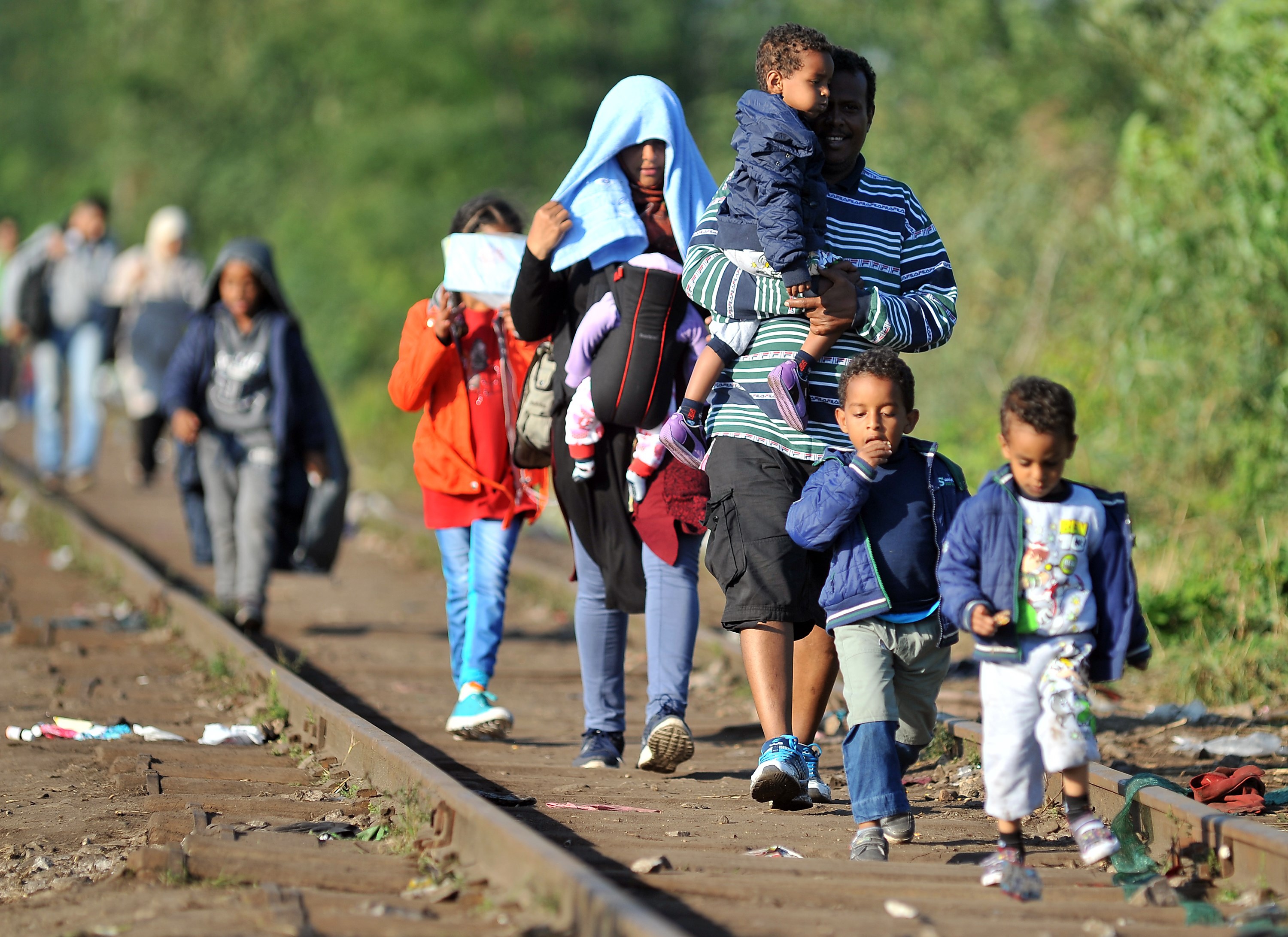 Crisis De Refugiados: Alemania Restringe La Entrada Y La UE Busca ...