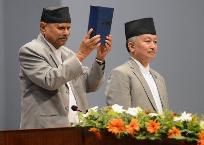 El presidente de Nepal, Ram Baran Yadav, levanta la nueva constitución del país, junto al presidente de la Asamblea Constituyente, Subhas Newang. (PRAKASH MATHEMA/AFP/Getty Images)