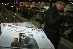 La primera página del diario surcoreano Mail Bussiness muestra la noticia de la ejecución de Jang Song-Thaek, líder norcoreano y tío de Kim Jong Un. Diciembre 13 de 2014. (Crédito: Han Myung-Gu/Getty Images)