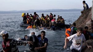 Los traficantes cobran 1350 dólares para trasladar a los inmigrantes desde Turquía hasta Grecia.