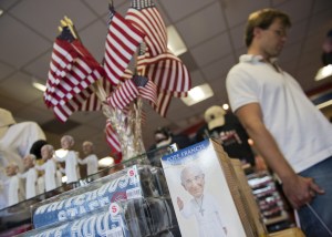 Una tienda de regalos en Washington DC, que vende regalos del Papa a propósito de su visita a EE.UU. que inició el 22 de septiembre (Crédito: Andrew Caballero-Reynolds/AFP/Getty Images)