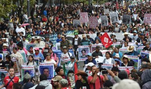 Estudiantes y familiares de los 43 normalistas de Ayotzinapa exigieron justicia a un año de la desaparición de los jóvenes. (Crédito: YURI CORTEZ/AFP/Getty Images).