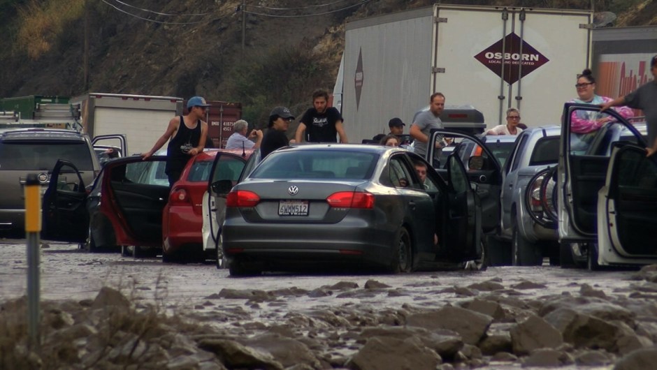 Las autoridades del sur de California se apresuraron a rescatar a los automovilistas varados en las carreteras después de que inundaciones y un fuerte granizo afectaran al norte de Los Ángeles.