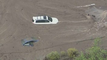 Las autoridades del sur de California se apresuraron a rescatar a los automovilistas varados en las carreteras después de que inundaciones y un fuerte granizo afectaran al norte de Los Ángeles.