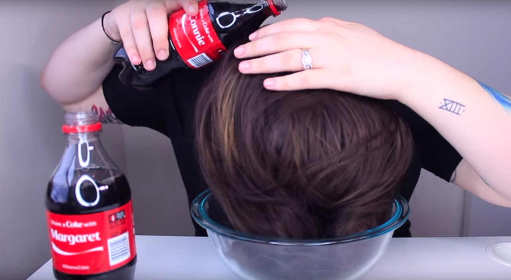 Кока кола отмыть. Кола на волосы. Помыть голову Кока-колой. Волосы Кока кола. Если помыть голову Кока колой.