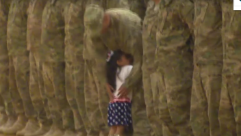 La tierna reacción de una niña que ve a su padre en una cermonia de bienvenida del ejército interrumpe para saludarlo