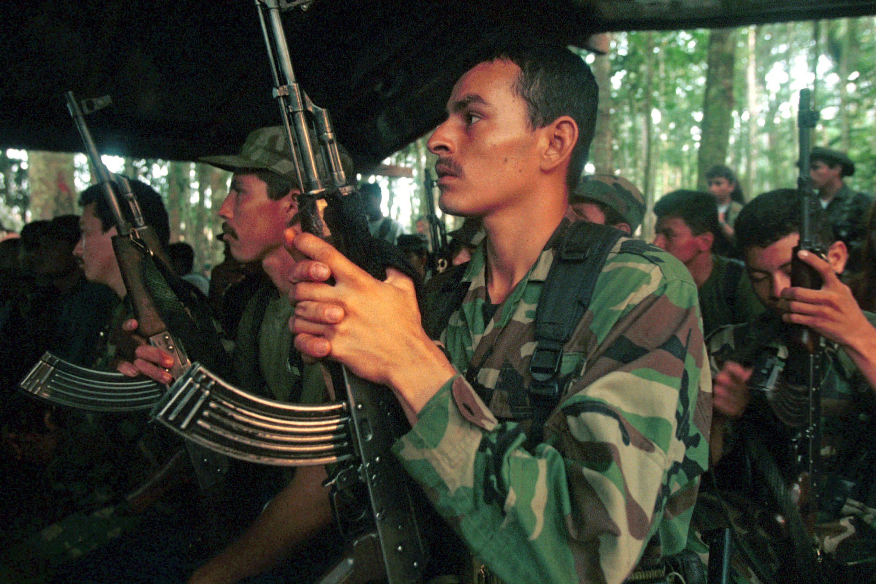 Un grupo guerrillero de las Farc recibe instrucciones en uno de los campamentos de la jungla de Caquetá, Colombia, el 28 de febrero de 2002. (CréditoCarlos Villalon/Getty Images/Archivo)