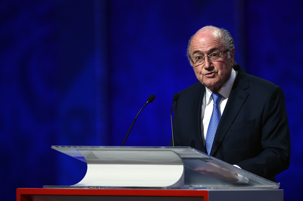 Presidente de la FIFA desde 1998, Blatter anunció su dimisión el 2 de junio y añadió que permanecería en el cargo hasta la celebración de nuevas elecciones. 