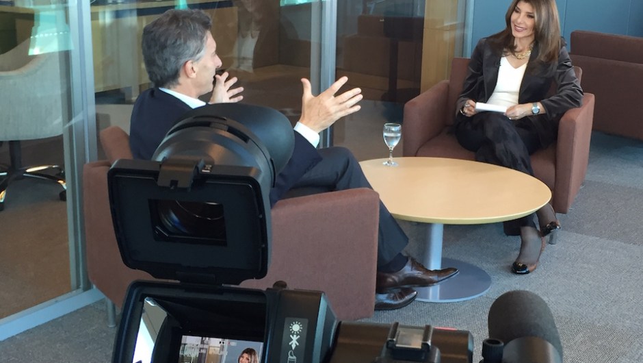 Mauricio Macri (izq.) durante la entrevista con Patricia Janiot.