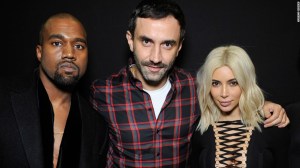 Riccardo Tisci (centro) con Kanye West y Kim Kardashian. (Crédito: Givenchy)