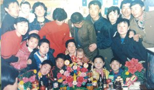 Ahn Yoon-Ae, en el centro, con sus familias.