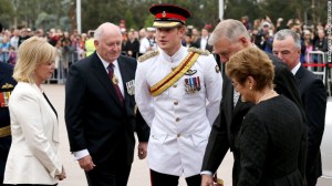 El príncipe Enrique con el gobernador general Sir Peter Groove, durante su visita al a Australia en el día de la conmemoración del fin de la guerra. 