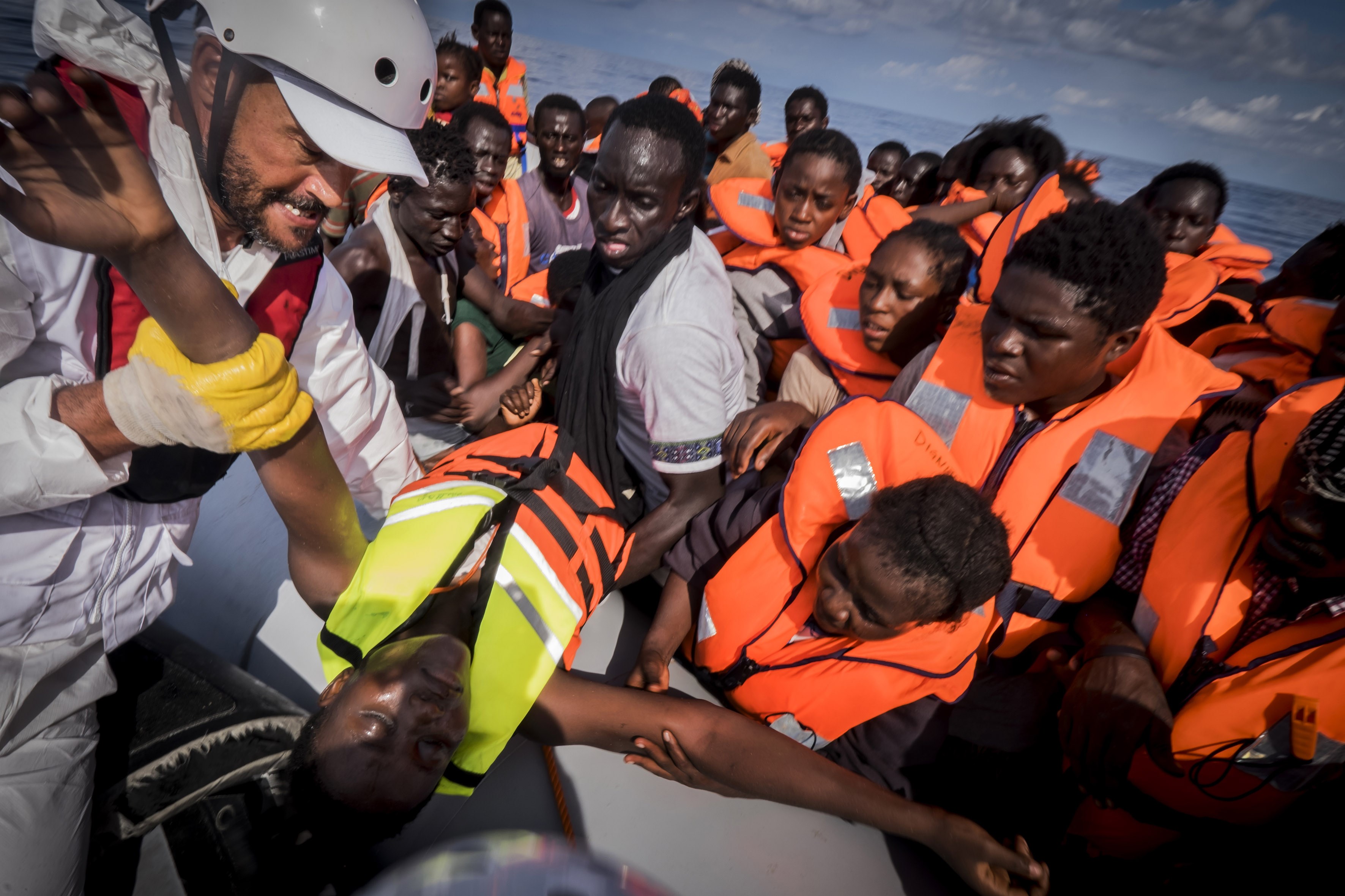 Un equipo de salvamento rescata a un grupo de inmigrantes que intentaba cruzar el mar Mediterráneo desde costas libias a bordo de una embarcación. (Crédito: Ricardo Garcia Vilanova/AFP/Getty Images).