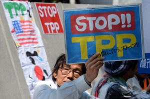 Ciudadanos de varios lugares del mundo han protestado contra el acuerdo Transpacífico. En esta imagen, las protestas en Tokio, Japón el 23 de abril de 2014. (Crédito:TOSHIFUMI KITAMURA/AFP/Getty Images)