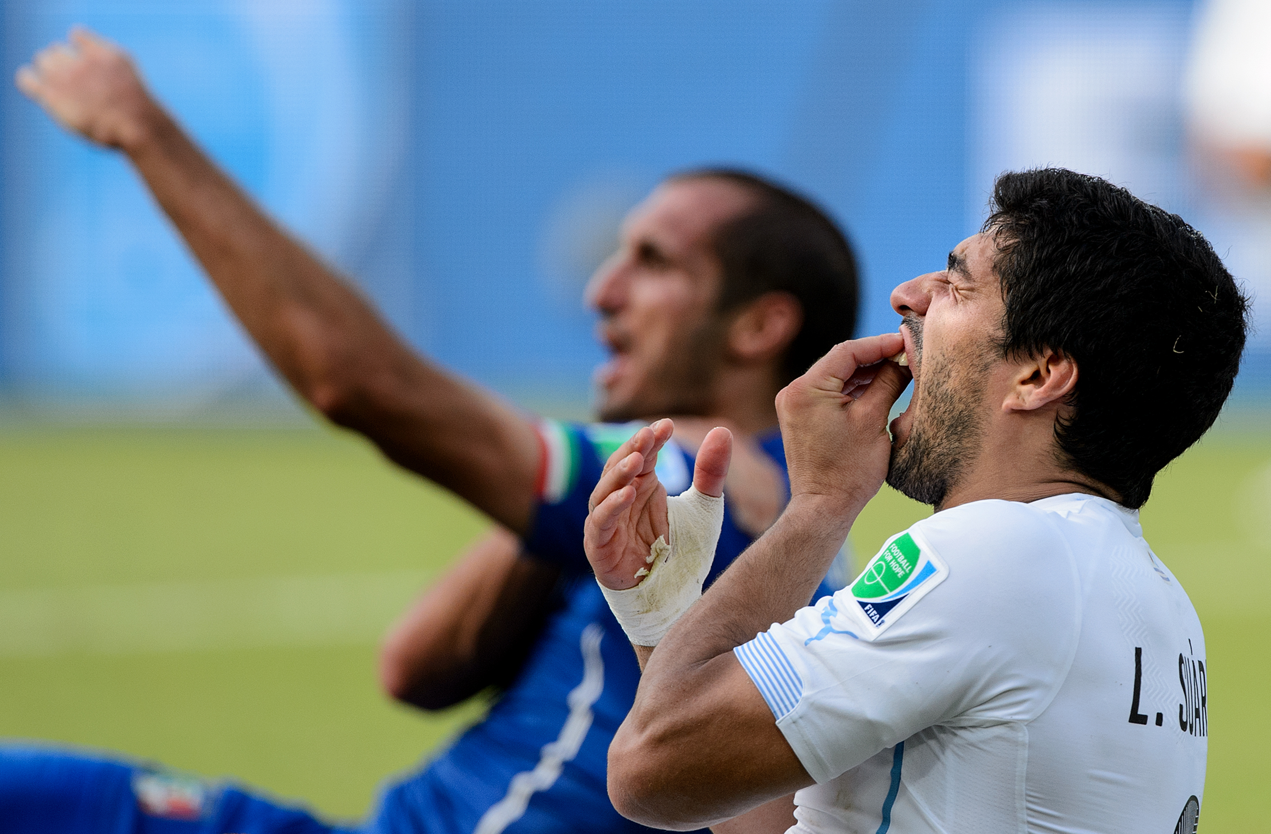 Luis Suárez y Chiellini en su incidente el Mundial Brasil 2014 (Crédito: Matthias Hangst/Getty Images)