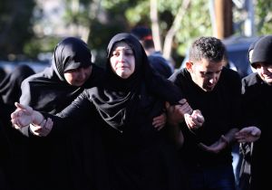 La esposa de Adel Termos, uno de los 44 muertos de las explosiones que se atribuyó ISIS en Beirut la semana pasada. (Crédito: MAHMOUD ZAYYAT/AFP/Getty Images)