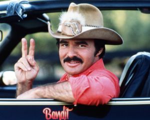 ¿Dos boletos más por exceso de velocidad? ¿Dos más Coors? ¿Demasiado genial? Burt Reynolds nos dio todo eso como el bandido original de la cerveza de Colorado. 