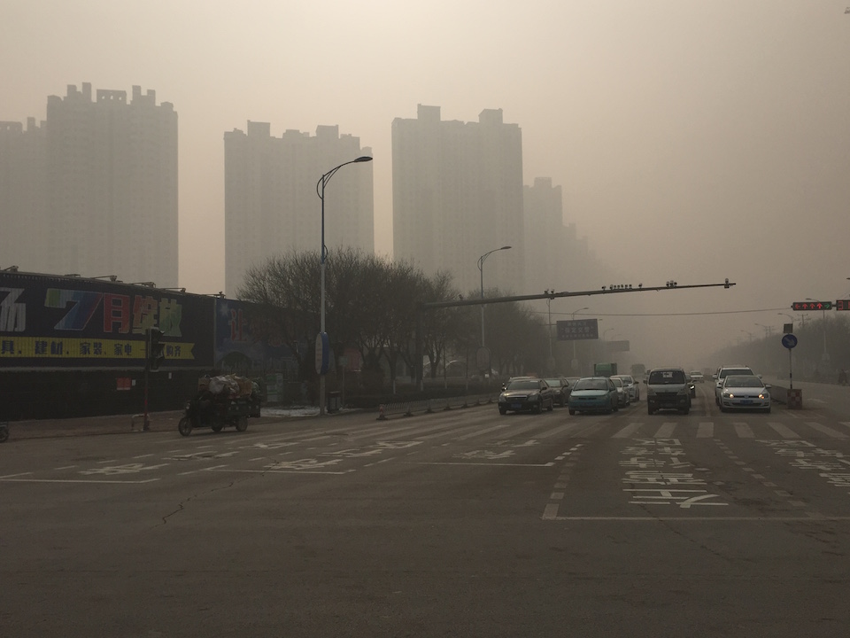 Boading tiene uno de los índices más altos de contaminación en China: la polución puede hacer arder los ojos y es altamente tóxica para sus habitantes. A pesar de ello, fue nombrada la primera ciudad "positiva en el carbón" del mundo. 