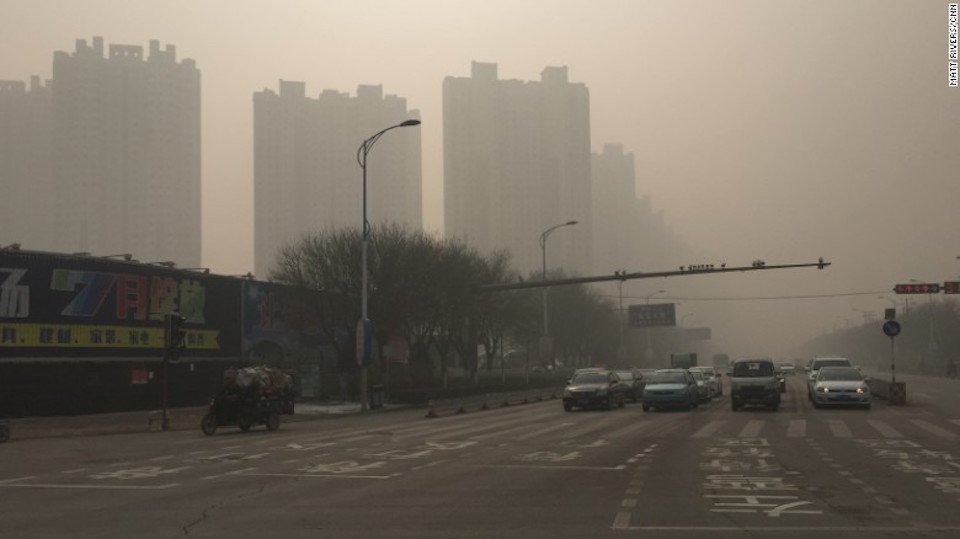 Las calles y edificios en Baoding, China, se ven envueltos en una pesada niebla tóxica el 30 de noviembre de 2015.
