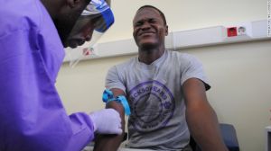Un sobreviviente del bola participa en un estudio en Morovia, Liberia, para determinar los efectos a largo plazo del virus del ébola en los sobrevivientes.