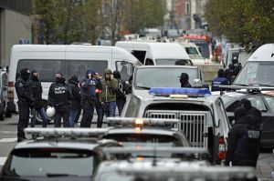 Policías con pasamontañas, ambulancias y bomberos están presentes en el barrio de Bruselas (BENOIT DOPPAGNE/AFP/Getty Images).