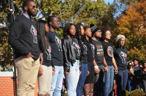 Jonathan Butler (centro), un estudiante graduado que hizo una huelga de hambre durante 7 días, junto a otros estudiantes negros que protestaron por el racismo en el campus de la Universidad de Missouri. (Crédito: Michael B. Thomas/Getty Images)