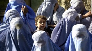 Un niño sobre sale entre un grupo de mujeres en Afganistán, que son obligadas a cubrir sus rostros con burkas. 