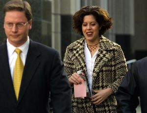 Noelle Bush y su abogado Dean Cannon, en Orlando, Florida, en 2002. (Crédito: Chris Livingston/Getty Images)
