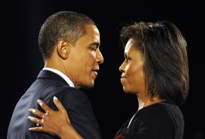 El entonces electo presidente Barack Obama y su esposa, Michelle Obama, al ganar la elección a la presidencia de Estados Unidos el 4 de noviembre de 2008 en Chicago, Illinois. (Crédito:EMMANUEL DUNAND/AFP/GettyImages)