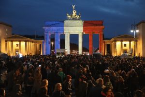 La Puerta de Brandeburgo, iluminada con los colores de Francia, en memoria de los muertos en París. (Crédito: Sean Gallup/Getty Images).