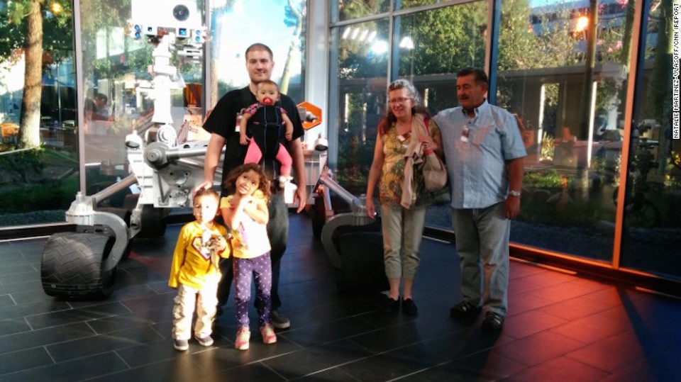 Natalie fotografía a la familia y los padres de Daniel durante una visita al Laboratorio de propulsión a chorro de la NASA. 