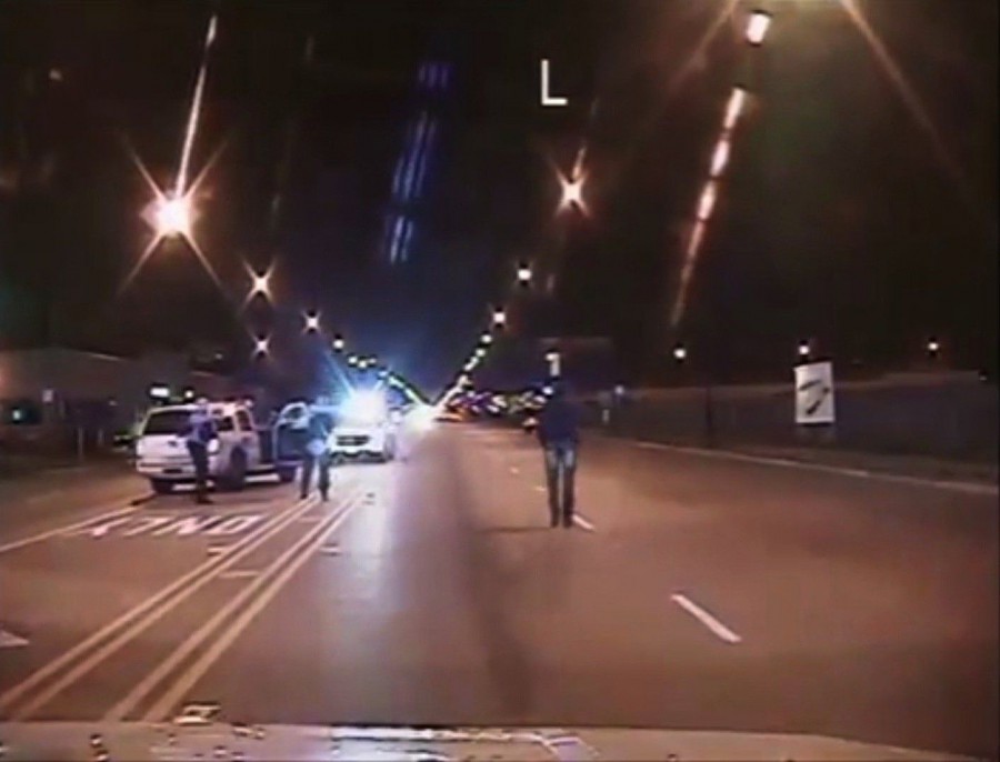 La policía de Chicago dio a conocer un video donde muere a tiros Laquan McDonald, en octubre del año pasado.