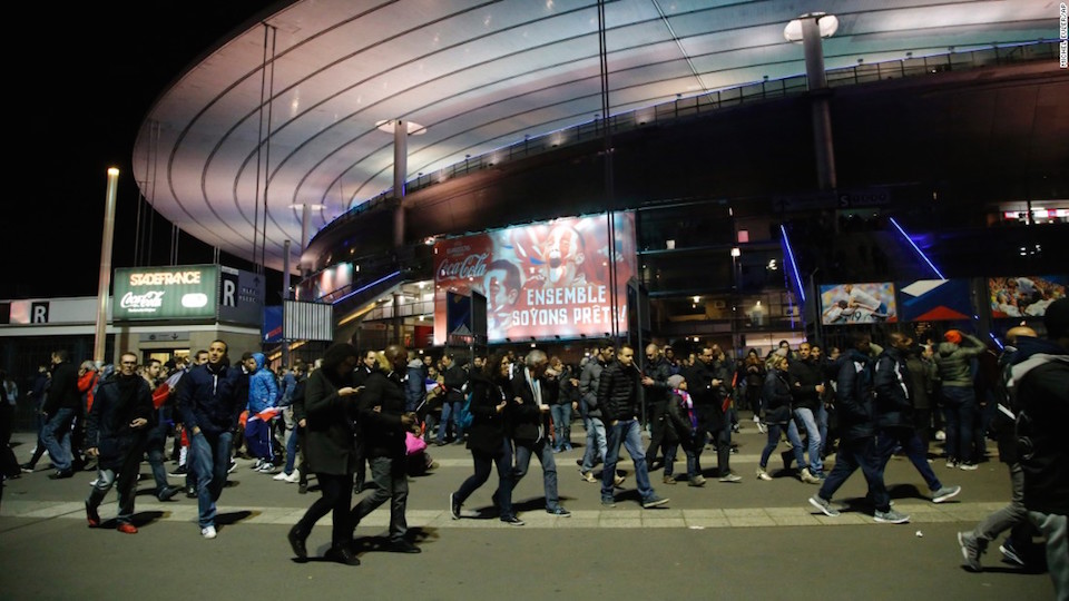 Cientos de personas fueron evacuadas del estadio de Francia el pasado 13 de noviembre luego de los tres atentados simultáneos en diferentes puntos de París que sacudieron a la capital francesa. (Crédito: AP)