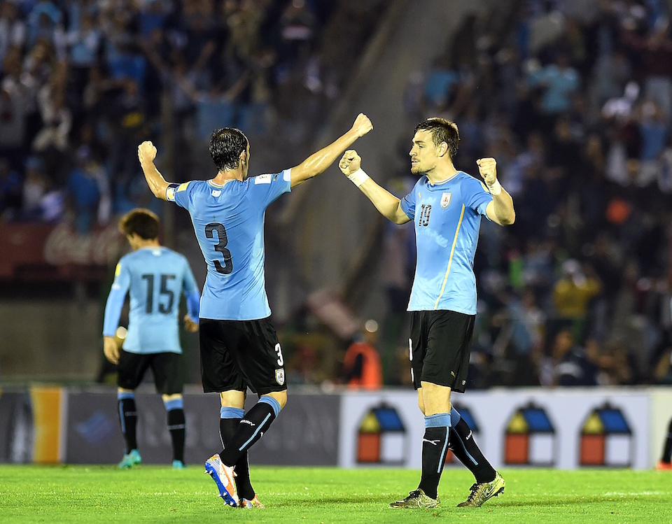 Los uruguayos Diego Godín y Sebastián Coates celebran la victoria sobre Chile (Crédito: MIGUEL ROJO/AFP/Getty Images)