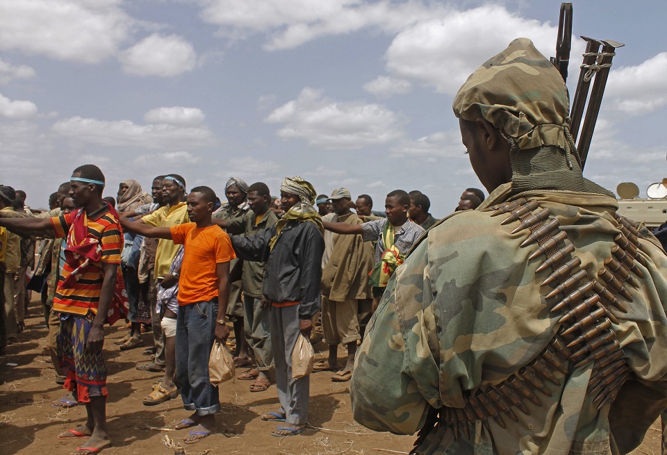 Miembros del grupo terrorista Al-Shabaab luego de ser capturados por las fuerzas de la Misión Africana de la Unión (AMISOM) el 22 de septiembre de 2015, en Somalia. (Crédito:Mohamed Abdiwahab/AFP/GettyImages)
