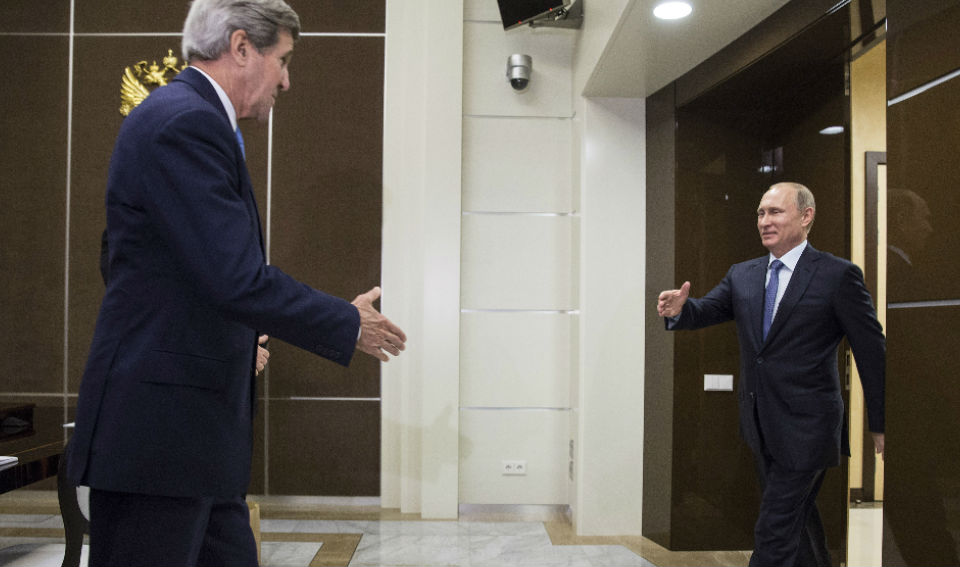 El secretario de Estado de Estados Unidos con el presidente ruso Vladimir Putin reunidos en Sochi el 12 de mayo de 2015. (Crédito: JOSHUA ROBERTS/AFP/Getty Images)