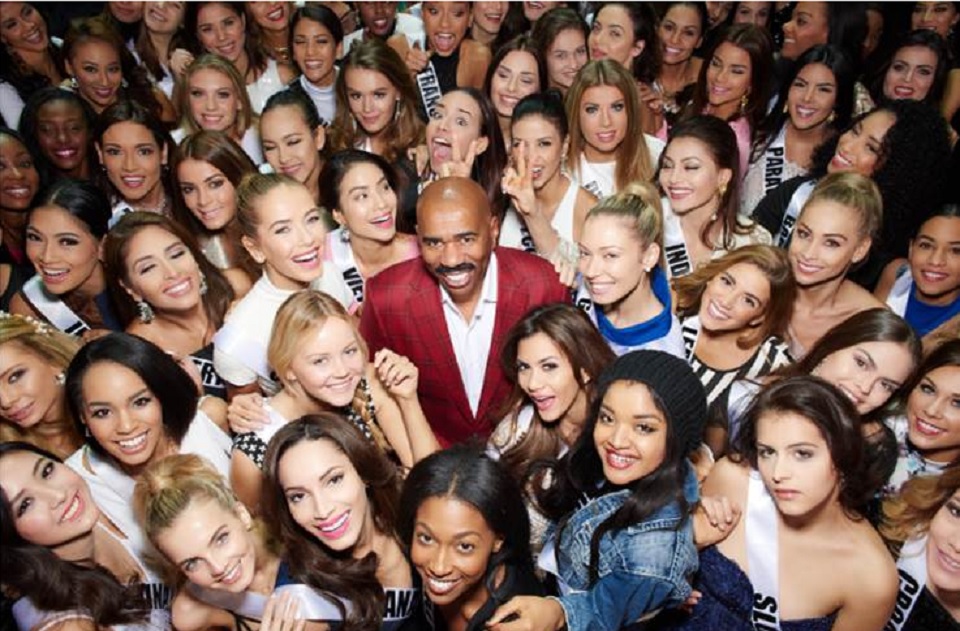 Steve Harvey junto a las participantes de Miss Universo en una fotografía de promoción de la trasmisión que publicó en su página oficial. (Crédito: www.iamsteveharvey.com)