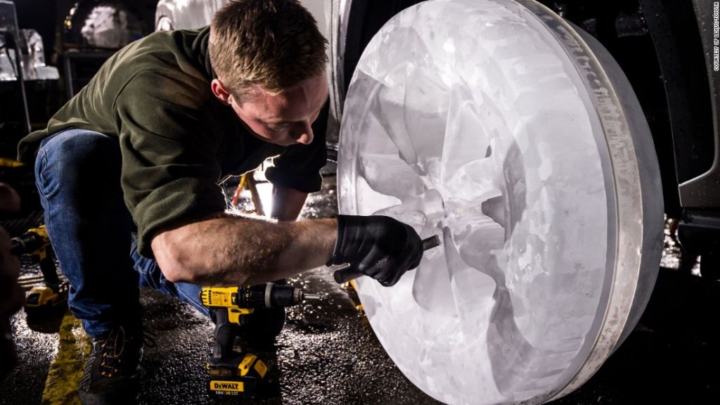 Escultores de hielo profesionales de la empresa Hamilton Ice Sculptures basada en Londres crearon llantas de hielo.  