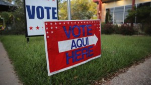 Un cartel en un centro de votación en Austin, Texas. (Crédito: John Moore/Getty Images)