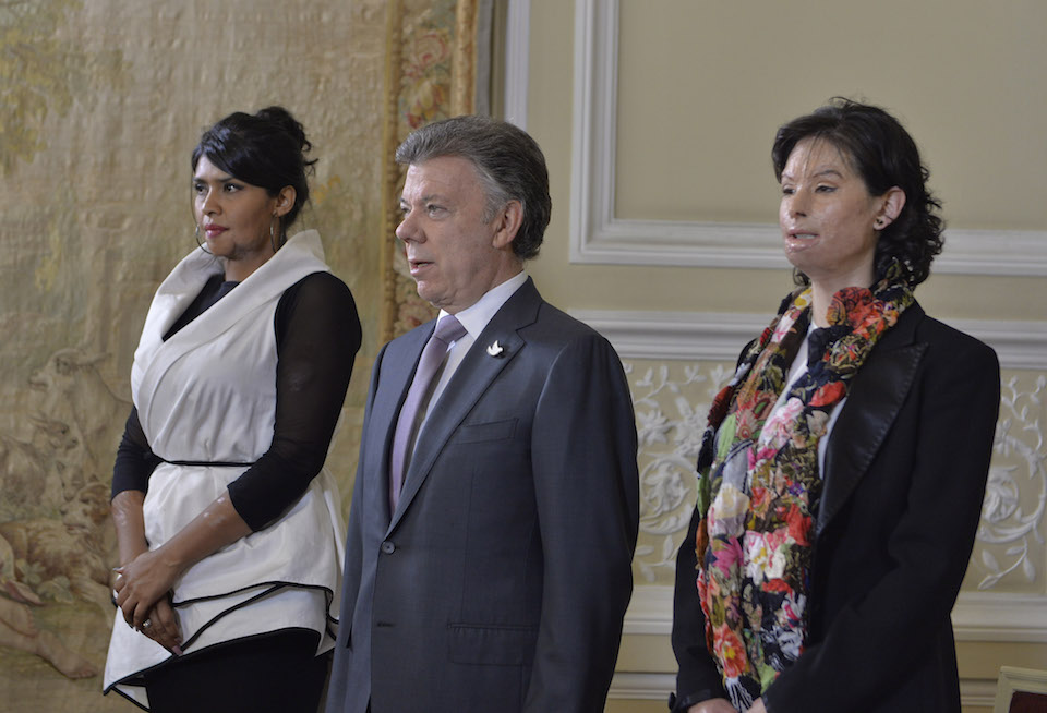 Natalia Ponce de León (a la izquierda) junto al presidente Juan Manuel Santos, al promulgar la Ley contra ataques con ácido. (Crédito: SIG/Colombia)