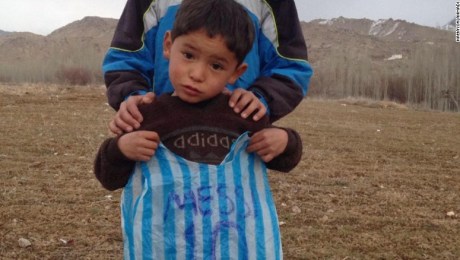 prima franja dormir Él es el niño de la camiseta de plástico de Messi | CNN