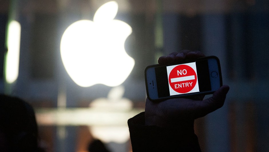 NEW YORK, NY - FEBRUARY 23: A protestor holds up an iPhone that reads, "No Entry" outside of the the Apple store on 5th Avenue on February 23, 2016 in New York City. Protestors gathered to support Apple's decision to resist the FBI's pressure to build a "backdoor" to the iPhone of Syed Rizwan, one of the two San Bernardino shooters. (Photo by Bryan Thomas/Getty Images)