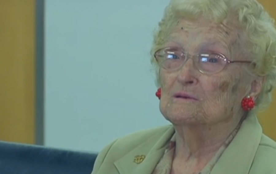 Lena Pierce, de 96 años de edad, tuvo a su bebé Eva cuando tenía 14. 