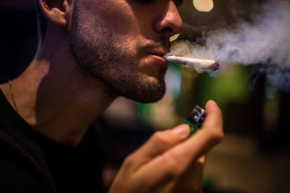 Fumar marihuana podría hacer que olvides palabras y pienses más lento | CNN