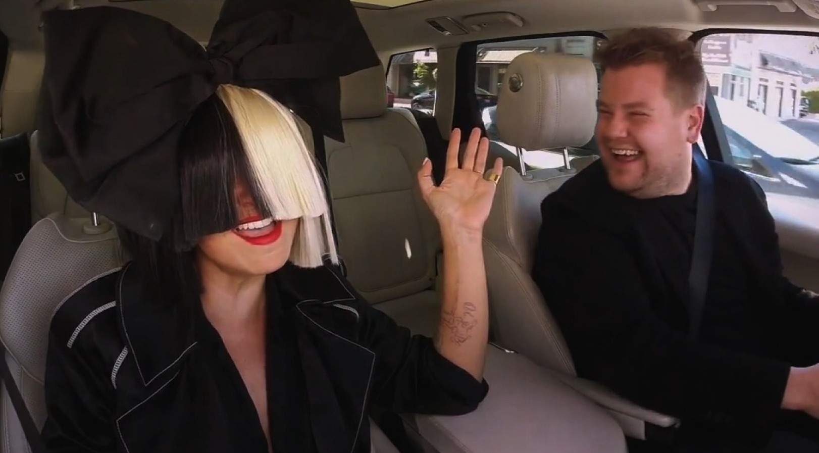 Ahora Tocó A Sia Subirse A Cantar Al Auto Con Corden Video Cnn