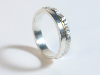 eliges un anillo de compromiso para un hombre? | CNN