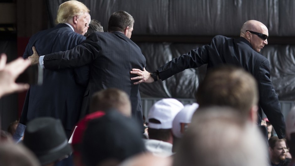 Un hombre trató de acercarse a Donald Trump durante un acto de campaña en Dayton , Ohio, el 12 de marzo de 2016. Agentes del Servicio Secreto tuvieron que subir rápidamente al escenario para proteger al entonces precandidato republicano. (Crédito: Ty Wright/Getty Images).